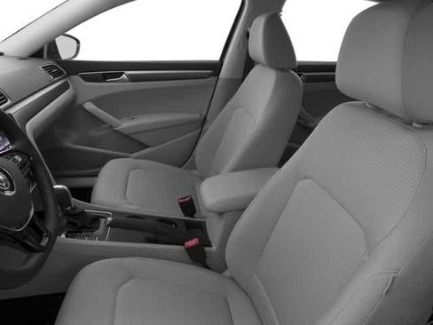 Used 2018 Volkswagen Passat 2.0T R-Line w/ R-Line Lighting Package image 9