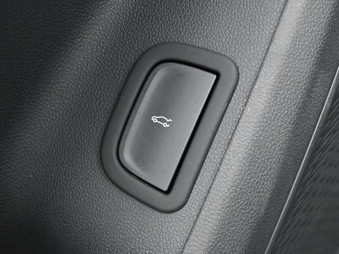 Used 2025 Chevrolet Traverse LT w/ Midnight/Sport Edition image 18