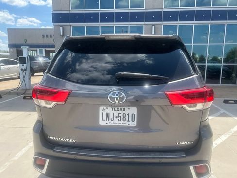 Used 2018 Toyota Highlander Limited Platinum FWD image 4