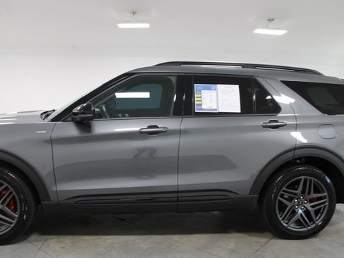 Used 2025 Ford Explorer ST-Line w/ ST-Line Street Pack AWD/4WD image 6