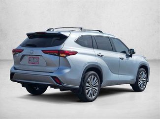 Used 2022 Toyota Highlander Platinum video 4