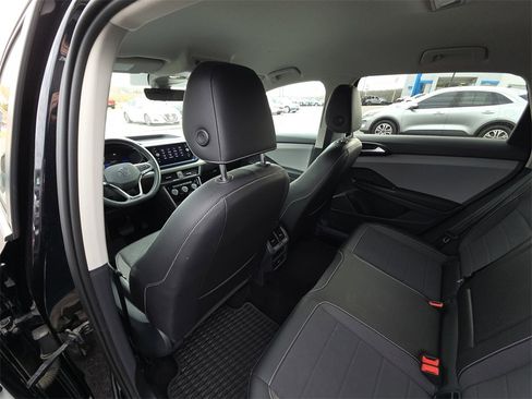 Used 2023 Volkswagen Taos SE image 27