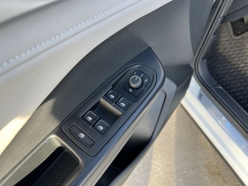 Certified 2025 Volkswagen Taos SE w/ Panoramic Sunroof Package image 14