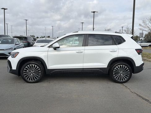 New 2026 Volkswagen Taos SE image 2