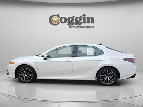 Used 2024 Toyota Camry XLE image 3