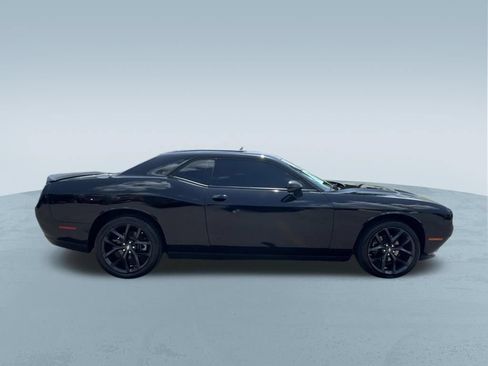 Used 2022 Dodge Challenger SXT w/ Driver Convenience Group RWD image 9
