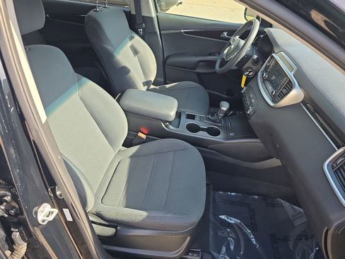 Used 2019 Kia Sorento L image 10