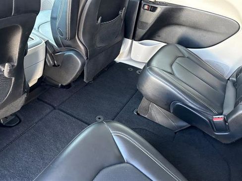 Used 2023 Chrysler Pacifica Touring-L image 12