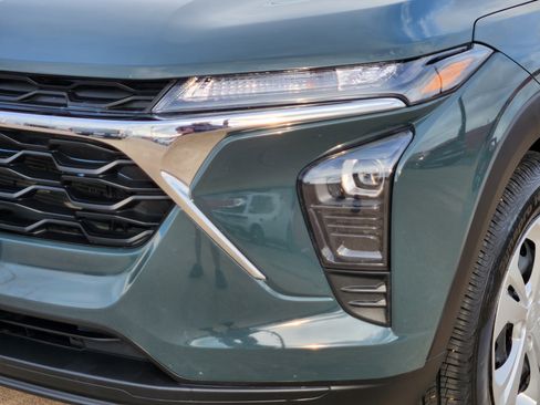 Certified 2025 Chevrolet Trax LS image 10