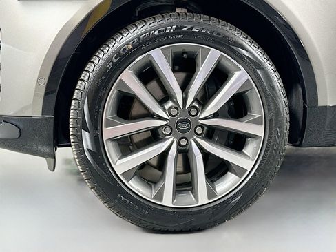 Certified 2024 Land Rover Discovery Dynamic SE image 15