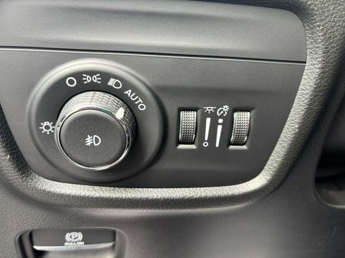 Used 2023 Jeep Grand Cherokee Limited w/ Luxury Tech Group II AWD/4WD image 16