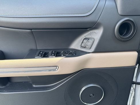 Used 2024 Ford Expedition Limited image 12