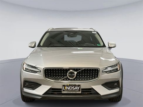 Used 2023 Volvo V60 B5 Cross Country Plus w/ Climate Package image 8
