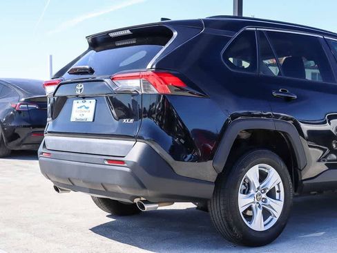 Used 2021 Toyota RAV4 XLE FWD image 9