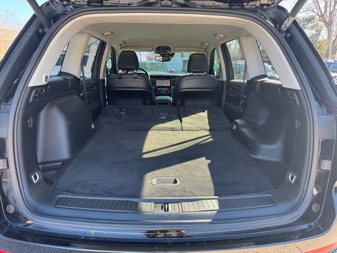 Used 2023 Jeep Grand Cherokee Limited w/ Black Appearance Package image 11