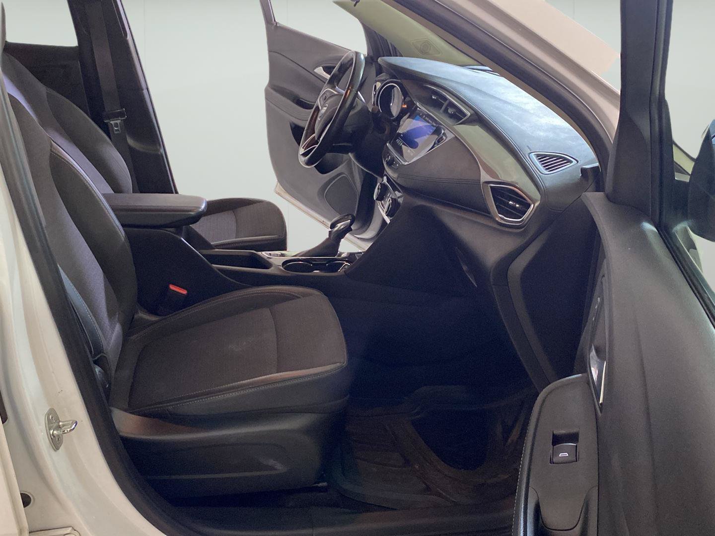 Used 2020 Buick Encore GX Preferred w/ Cold Weather Comfort Package FWD image 17