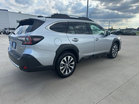 Used 2025 Subaru Outback Touring AWD/4WD image 5