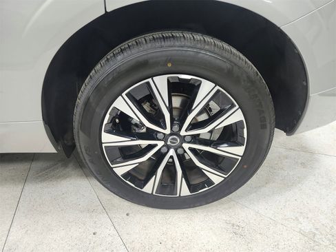 Used 2023 Volvo XC60 B5 Plus image 43
