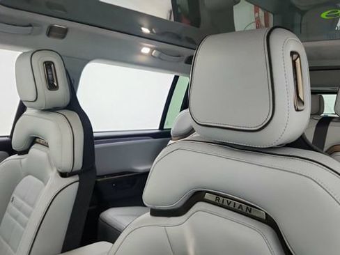 Used 2025 Rivian R1S Premium AWD/4WD image 38