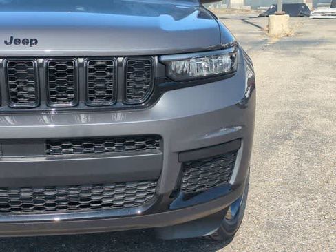 Certified 2025 Jeep Grand Cherokee L Altitude AWD/4WD image 11