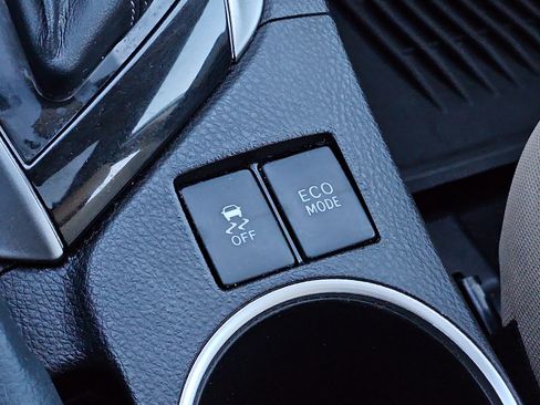 Used 2015 Toyota Corolla LE image 27