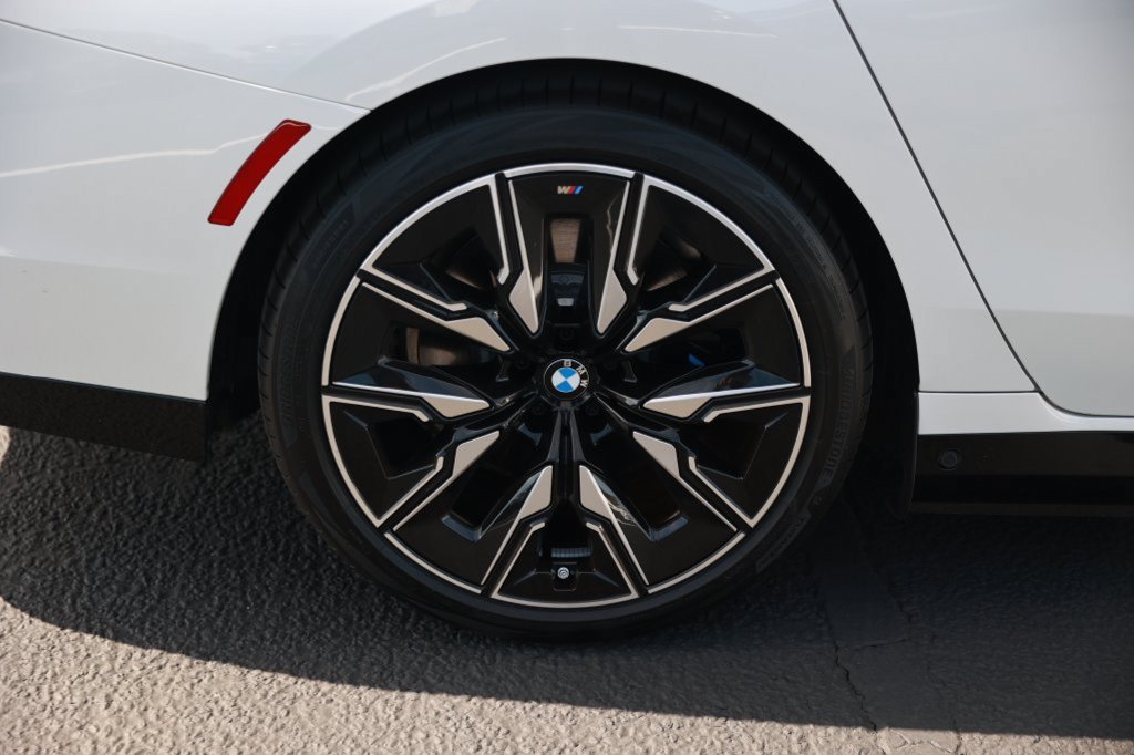 Used 2025 BMW i7 M70 w/ Executive Package AWD/4WD image 9