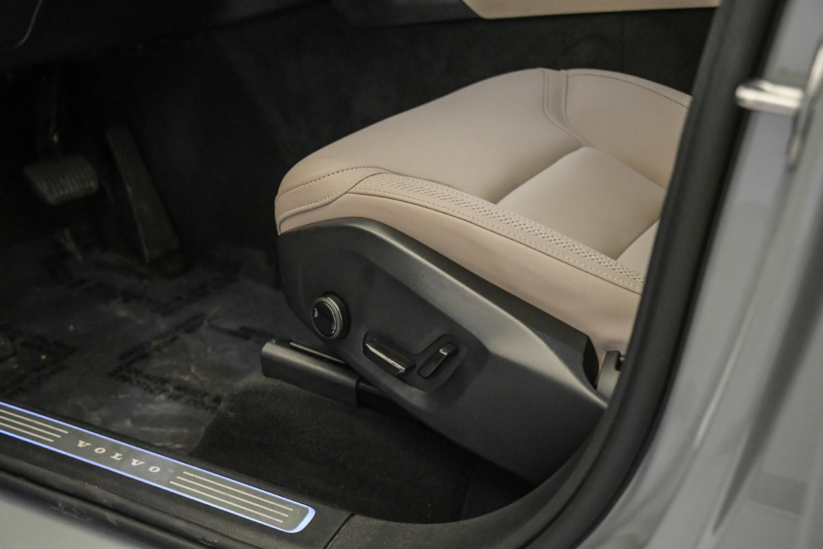 Certified 2026 Volvo XC90 B6 Plus AWD/4WD image 27