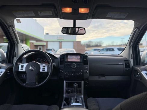 Used 2010 Nissan Pathfinder SE w/ SE Premium Journey Pkg image 26