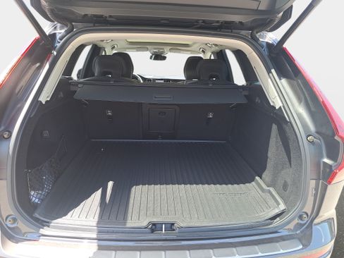 Used 2023 Volvo XC60 B5 Ultimate w/ Climate Package FWD image 12