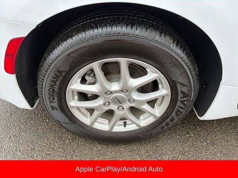 Used 2024 Chrysler Pacifica Touring-L image 15