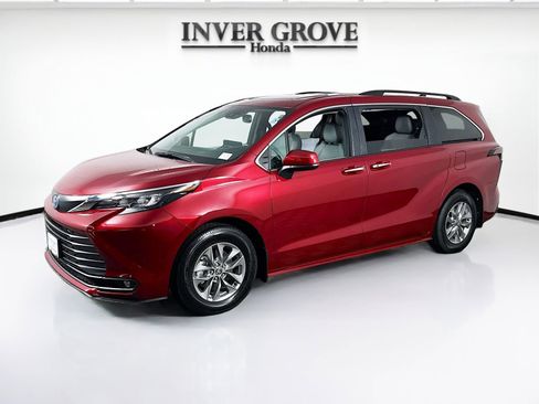 Used 2025 Toyota Sienna XLE w/ XLE Plus Package AWD/4WD image 1
