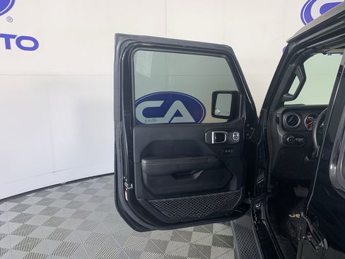 Used 2018 Jeep Wrangler Unlimited Sahara w/ Dual Top Group AWD/4WD image 13