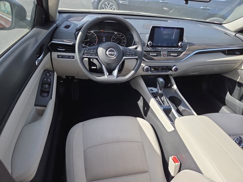 Used 2025 Nissan Altima 2.5 SV image 8