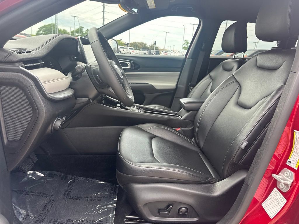 Used 2025 Jeep Compass Limited AWD/4WD image 4