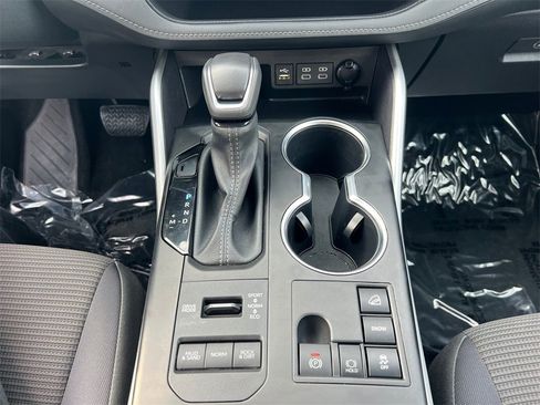 Used 2024 Toyota Highlander LE image 25