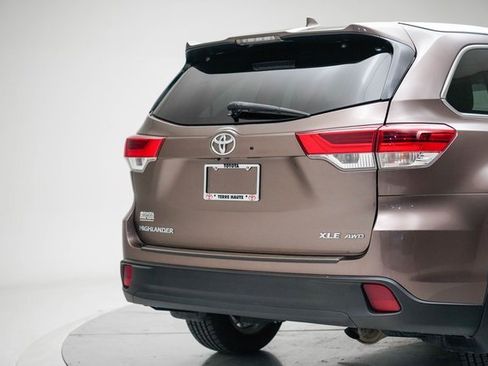 Used 2018 Toyota Highlander XLE image 12