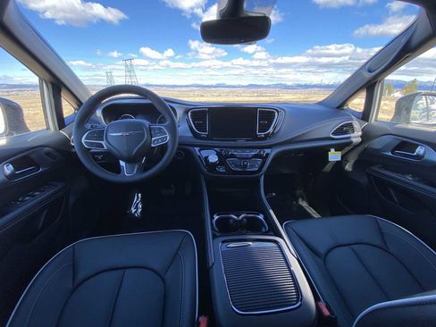 New 2026 Chrysler Pacifica Limited image 16