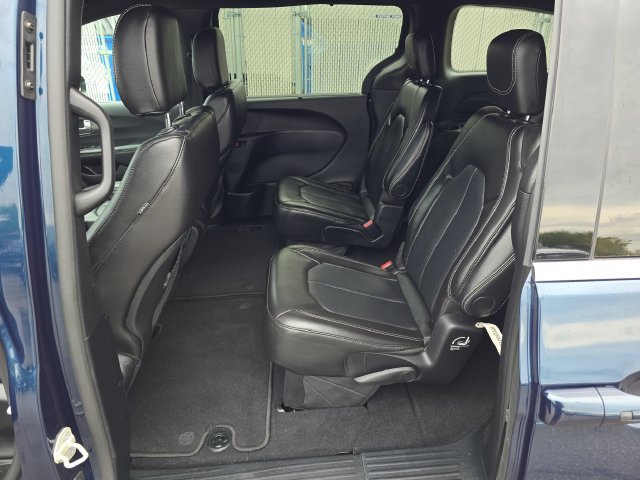 Used 2025 Chrysler Pacifica Select FWD image 10