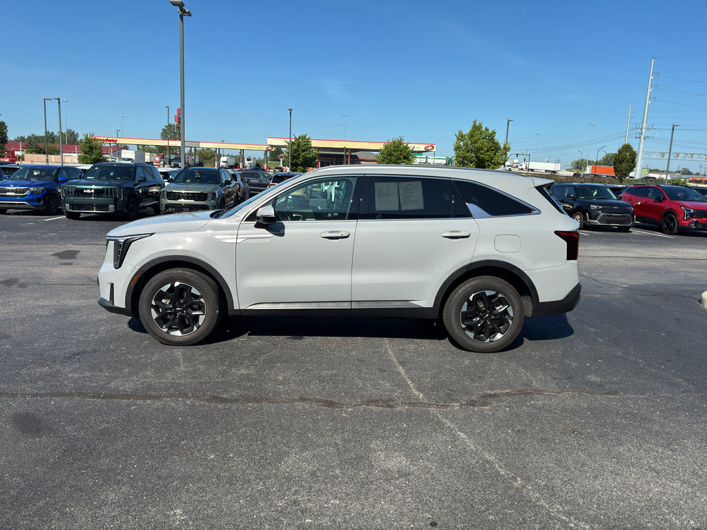 Used 2025 Kia Sorento S w/ Panoramic Sunroof Package AWD/4WD image 3