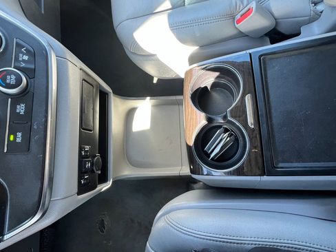 Used 2019 Toyota Sienna XLE FWD image 19