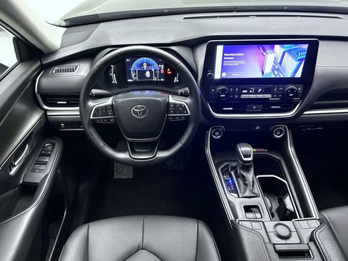 Used 2025 Toyota Grand Highlander AWD image 14