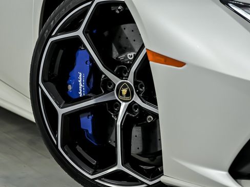 Used 2020 Lamborghini Huracan EVO image 4
