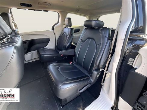 Used 2024 Chrysler Pacifica Touring-L image 25