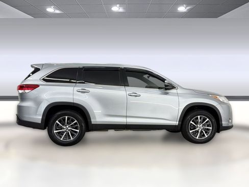 Used 2019 Toyota Highlander XLE FWD image 8