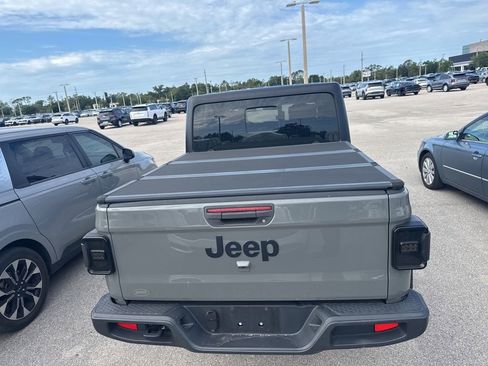 Used 2022 Jeep Gladiator Sport image 4