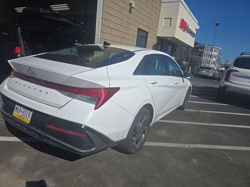 Used 2025 Hyundai Elantra SEL image 3