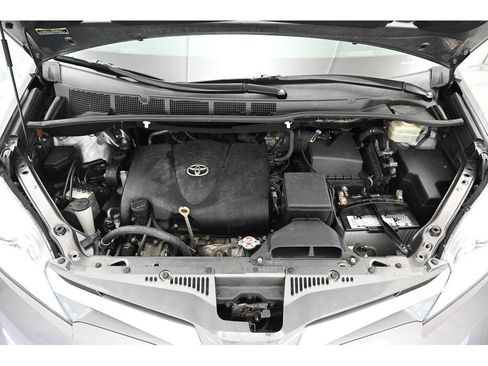 Used 2018 Toyota Sienna XLE image 49