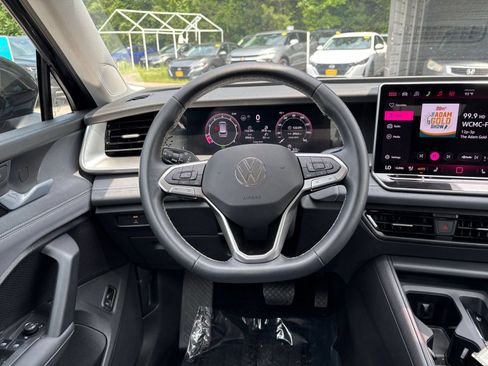 Used 2026 Volkswagen Tiguan SE FWD image 35
