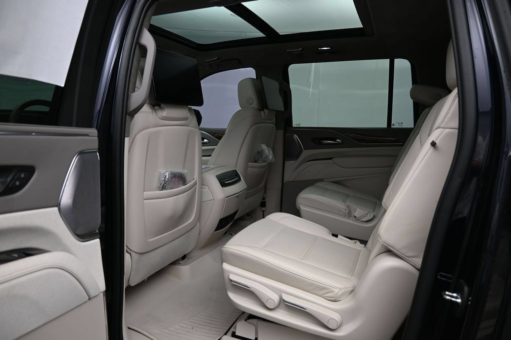 Used 2023 Cadillac Escalade ESV Sport Platinum w/ LPO, ONYX Package AWD/4WD image 24