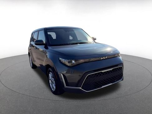 Used 2025 Kia Soul LX w/ LX Technology Package image 3